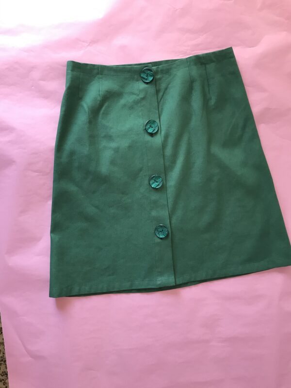 Gonna verde con bottoni
